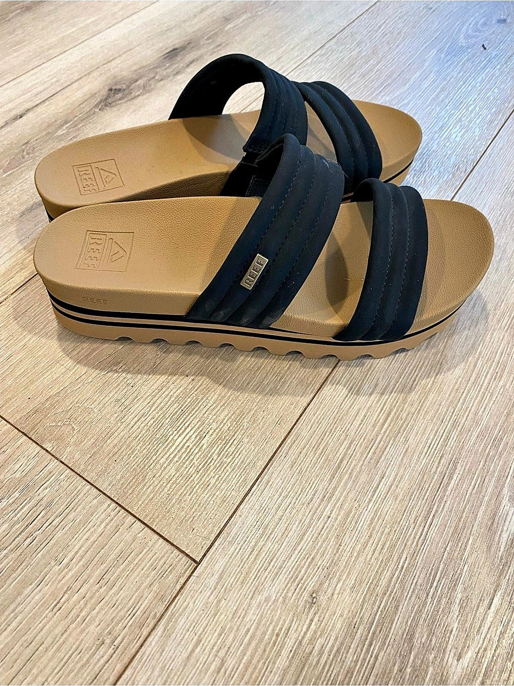 Reef Cushion Vista Hi Slide Platform Sandals Black & Tan NWOT 8.5